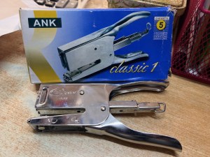 Agrafeuse manuelle de bureau, pack recharge agrafes - pince agrafeuse