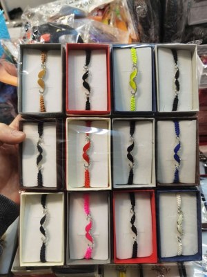 Bijoux fantaisies, bracelets perles, strass, velours, fleurs, colliers, coffret cadeau