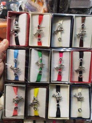 Bijoux fantaisies, bracelets perles, strass, velours, fleurs, colliers, coffret cadeau