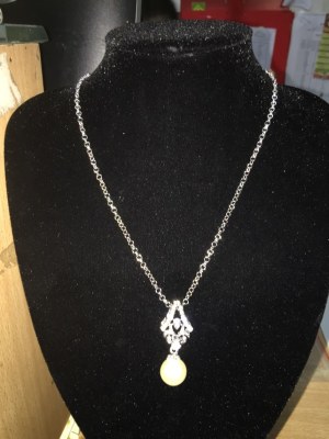 Bijoux fantaisies, bracelets perles, strass, velours, fleurs, colliers, coffret cadeau