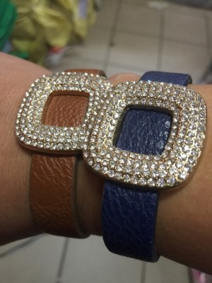 Bijoux fantaisies, bracelets perles, strass, velours, fleurs, colliers, coffret cadeau