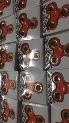 Hand spinner, toupie de main anti stress - Destockage