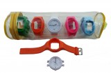 Montre 5 bracelets silicone et une montre à aiguille quartz, trés tendance