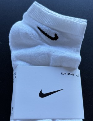 Lot Chaussettes de sport Nike – Pack de 3 paires – Blanc / Noir – Tailles 35 à 45 Désto...