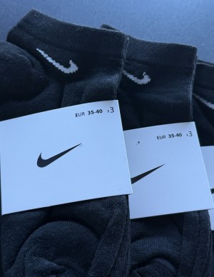Lot Chaussettes de sport Nike – Pack de 3 paires – Blanc / Noir – Tailles 35 à 45 Désto...