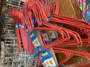 Cintres métal - vetements - couleur rouge