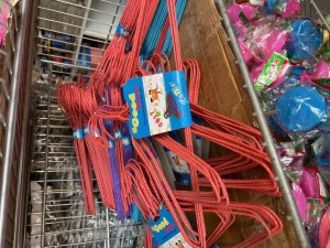 Cintres métal - vetements - couleur rouge