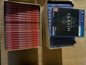 Vend 1 palette de jeux vidéos SKYRIM - PS4