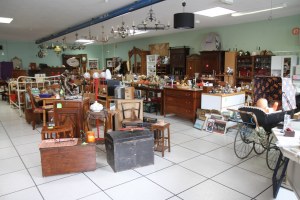 Vente mensuelle du contenu d'un local de 400m2 d'objets de brocante