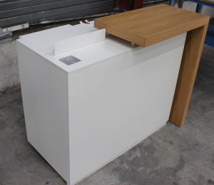 Comptoir caisse avec sur-comptoir