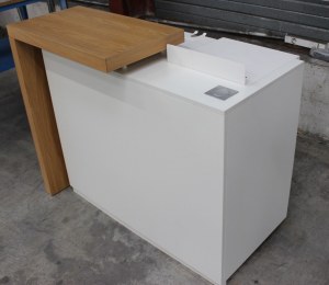 Comptoir caisse avec sur-comptoir