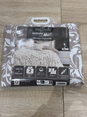 Parures de lit : housse de couette 220x240 + 2 taies d'oreiller 63X63