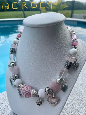 Lot 2000 bijoux fantaisie neufs manufacturés et artisanaux Collier, bracelets ...