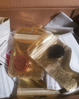 Lot accessoires Bagues téléphone , cables Iphone et USB-C, bijoux