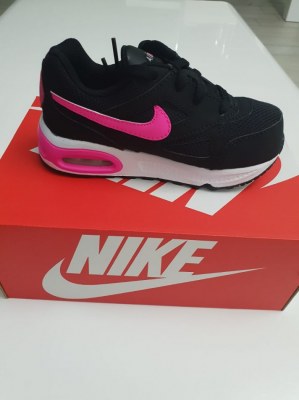 300 PAIRES DE CHAUSSURES NIKE