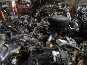 Lot de moteurs et Pièces détachées automobiles