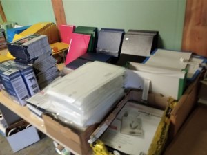 Palettes de fournitures de bureau