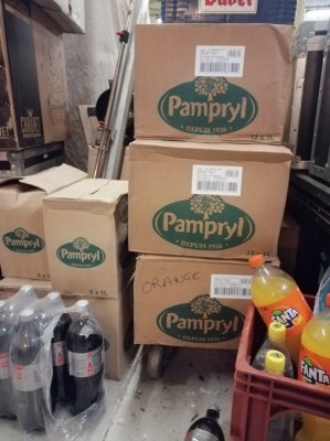 Lot de jus de fruit et de soda avec une DLUO dépassée