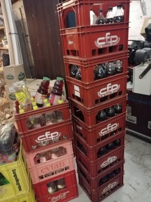 Lot de jus de fruit et de soda avec une DLUO dépassée