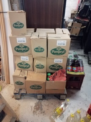 Lot de jus de fruit et de soda avec une DLUO dépassée