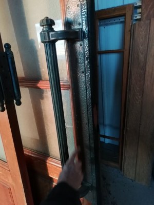 Porte ancienne en chêne et laiton