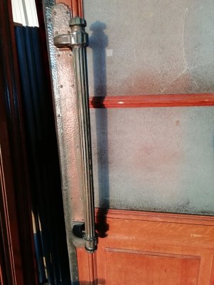 Porte ancienne en chêne et laiton