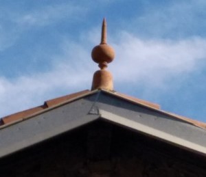 Poinçon de faitage en terre cuite