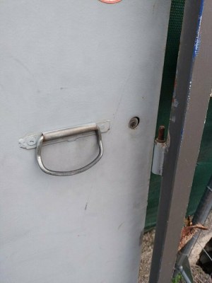 Bloc-porte métallique avec barre antipanique