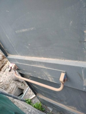 Bloc-porte métallique avec barre antipanique