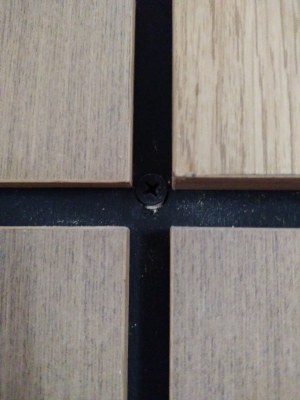 Panneau de parement en bois avec dalles stratifiées DNA