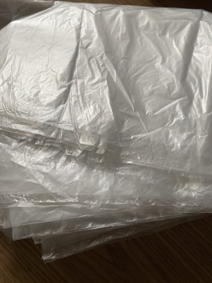 Lot de couteaux plastiques ,plus sachets, plus cure dents.