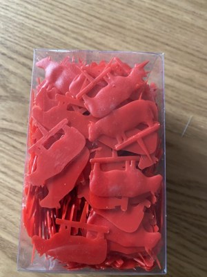 Lot de couteaux plastiques ,plus sachets, plus cure dents.