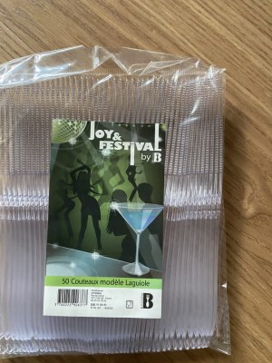 Lot de couteaux plastiques ,plus sachets, plus cure dents.