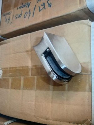 Pinces de vitrages inox et joint pvc pour garde corps