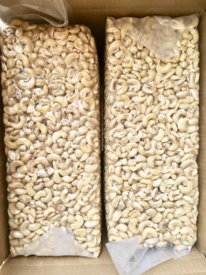 Cajou décortiquer, ananas, avocat, mangue, sésames, oignons rouge, pomme de terre