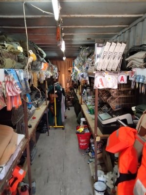 Tout le stock d un magasin après fermeture