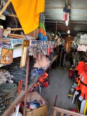 Tout le stock d un magasin après fermeture