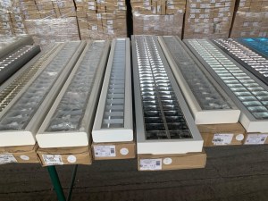 LOT DE PLAFONNIERS ET MATERIEL ELCTRIQUE POUR INDUSTRIELS