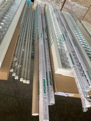 LOT DE PLAFONNIERS ET MATERIEL ELCTRIQUE POUR INDUSTRIELS