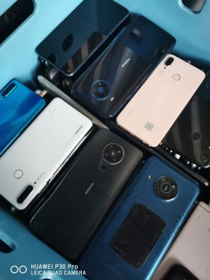 Lot 1000 smartphones