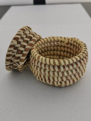 Petite boîte ronde tressée avec couvercle – rangement ou décoration