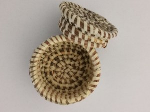 Petite boîte ronde tressée avec couvercle – rangement ou décoration