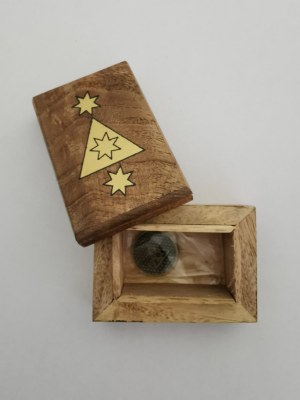 Coffret décoratif en bois avec motif géométrique et 3 jetons métalliques