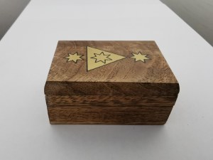 Coffret décoratif en bois avec motif géométrique et 3 jetons métalliques