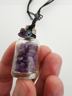 Pendentif fiole décorative avec éclats de pierre violette – sous sachet individuel