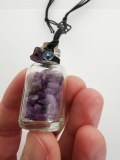 Pendentif fiole décorative avec éclats de pierre violette – sous sachet individuel