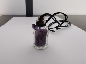 Pendentif fiole décorative avec éclats de pierre violette – sous sachet individuel