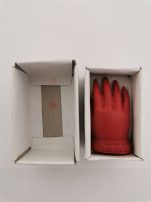 Main décorative rouge avec boîte – objet d'inspiration bouddhiste