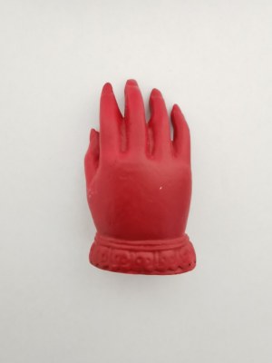 Main décorative rouge avec boîte – objet d'inspiration bouddhiste