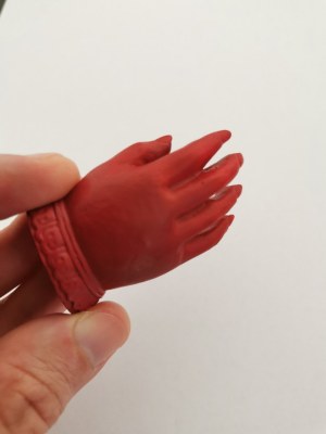 Main décorative rouge avec boîte – objet d'inspiration bouddhiste